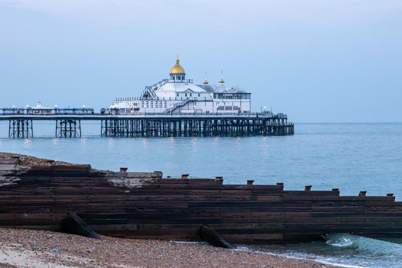 Oyo Marine Parade Hotel, Eastbourne Pier Exterior foto